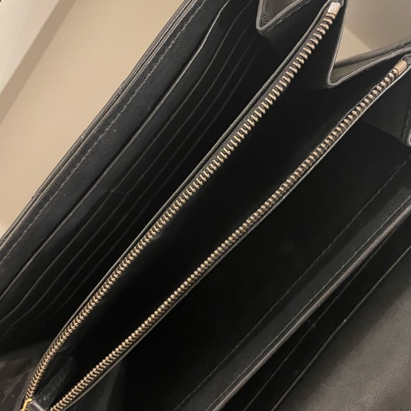 GG Marmont Bag. It’s in perfect condition. There is no signs of wear. - Picture 5 of 5